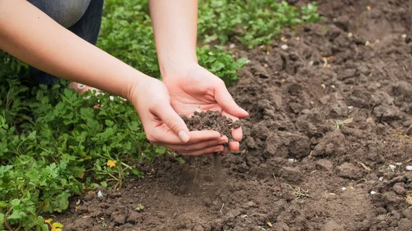 Closeup image of soil falling from female hands — Stock Photo, Image