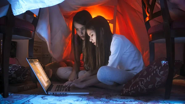 Retrato de duas adolescentes usando laptop no ngiht antes de ir para a cama — Fotografia de Stock