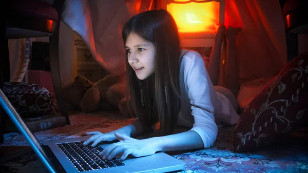 Portrait de fille en pyjama naviguant sur Internet avant d'aller au lit — Photo