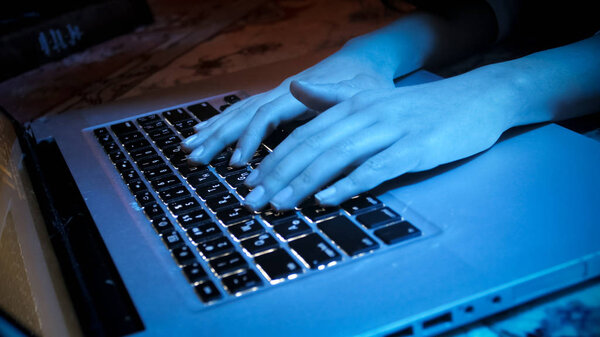 Крупный план девочек, работающих на ноутбуке ночью
