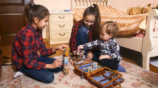 Счастливая семья с маленьким мальчиком, играющим с игрушками — стоковое фото