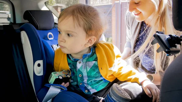 Adorable bebé de 2 años en asiento de seguridad del coche —  Fotos de Stock