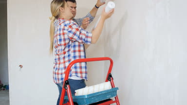 4 k görüntüleri genç ailesinin yeni evde duvar kağıdı renk seçme