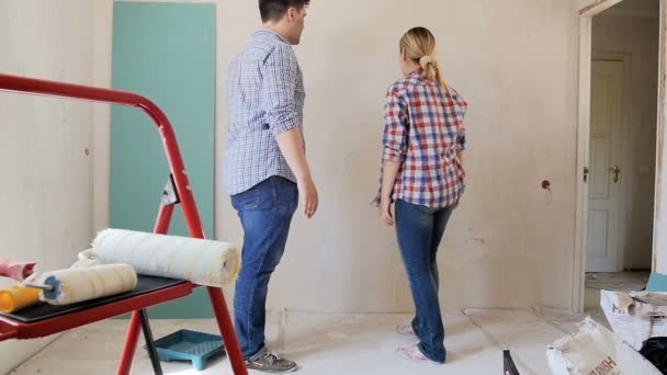 Images au ralenti de jeunes couples mariés en conflit au sujet de la rénovation domiciliaire — Video