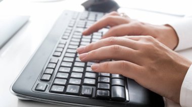 Ofis siyah klavye metin yazarak eller portre fotoğrafı