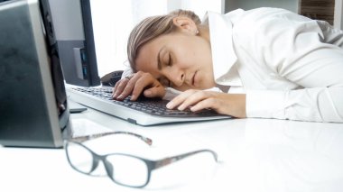 Office klavye üzerinde uyuyan güzel işkadını portresi