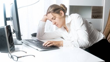 Ofis çalışma masası üstünde uyumak yorgun genç kadın portresi