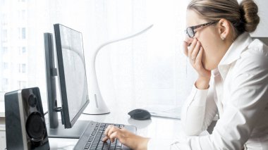 Ofiste çalışırken esneme genç yorgun işkadını portresi