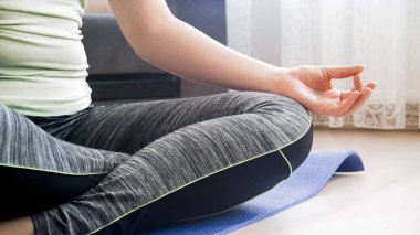 Genç kadın meaditating fitness mat evde closeup görüntü