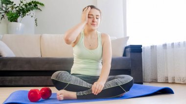 Yorgun Terli kadın fitness mindere evde istirahat