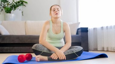 Yorgun kadın fitness egzersizleri mat oturma odasında sırasında molası