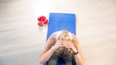 Genç kadın fitness mat abs egzersizi yapıyor üstten görüntülemek