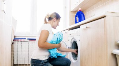 Çamaşırhane temizlemenizi genç kadın