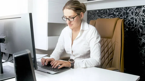 Portret van vrouwelijke baas werken op de computer op kantoor — Stockfoto