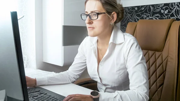 Hermosa mujer de negocios sexy en blusa blanca trabajando en la computadora —  Fotos de Stock