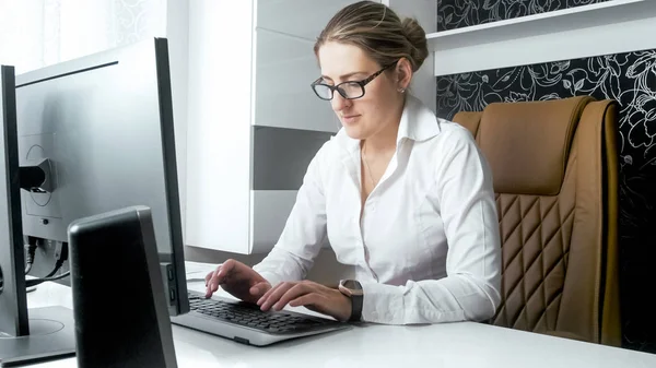 Portret van elegante vrouwelijke manager tekst typen op computertoetsenbord — Stockfoto