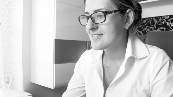 Чорно-білий портрет красивої усміхненої бізнес-леді в окулярах — стокове фото