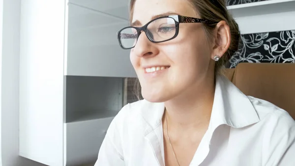 Imagen de primer plano de la joven gestora de anteojos que trabaja en la oficina —  Fotos de Stock