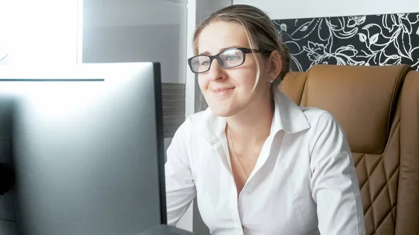 Schöne lächelnde Geschäftsfrau mit Brille im Büro — Stockfoto