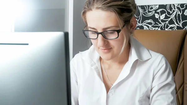 Nahaufnahme Porträt einer konzentrierten Geschäftsfrau, die am PC arbeitet — Stockfoto