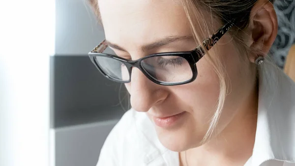 Nahaufnahme Porträt der schönen jungen Sekretärin mit Brille im Büro — Stockfoto