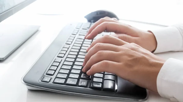 Closeup shot of female secretary typing text on computer keyboard — Stock Photo, Image