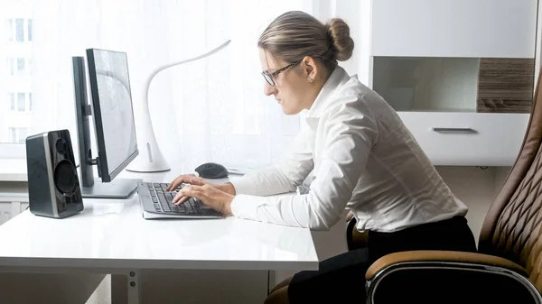 Porträt einer hart arbeitenden jungen Geschäftsfrau im Amt — Stockfoto