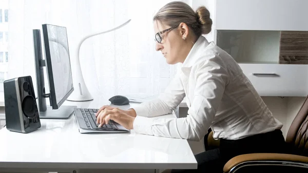 Portrait of young businesswoman falling asleep on working place — Stock Photo, Image