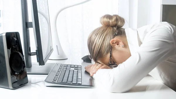 Closeup photo of young businesswoman sleeping on office desk — Stock Photo, Image