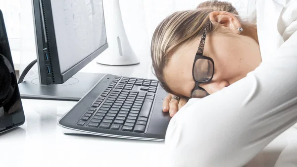 Closeup portrait of overworked female worker sleeping on keyboard — Stock Photo, Image