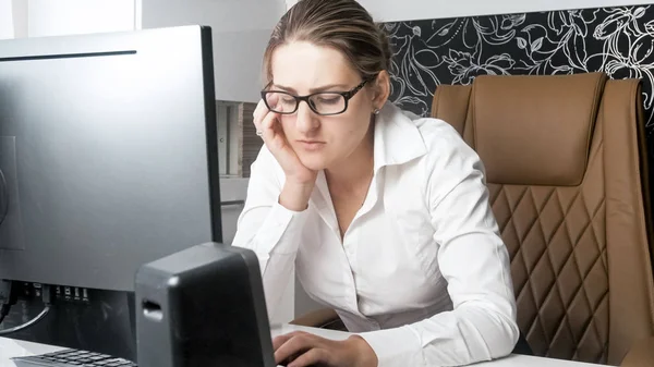 Portrait of sleepy tired woman working on computer at office — Stock Photo, Image