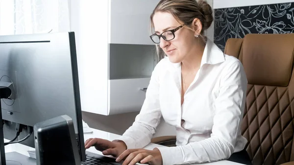 コンピューターを使用して生きる若い女性事務員 — ストック写真