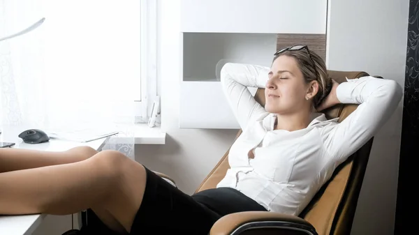 Retrato de hermosa jefa femenina relajándose en silla de cuero grande —  Fotos de Stock