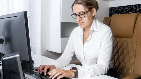 Porträt einer müden und verärgerten Geschäftsfrau, die am Computer arbeitet — Stockfoto