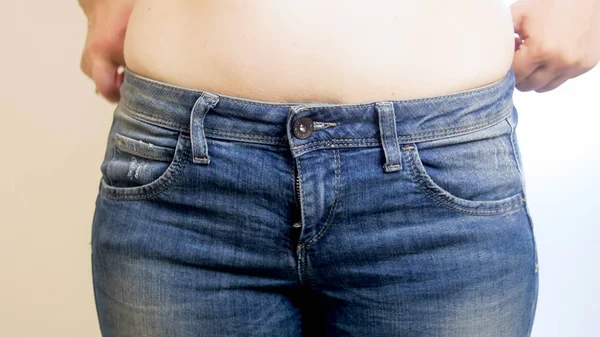 Nahaufnahme einer jungen, fettleibigen Frau in blauen Jeans — Stockfoto