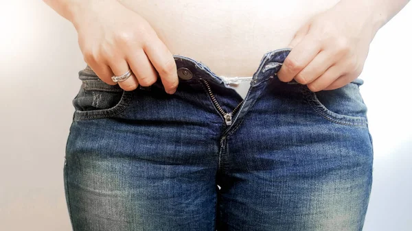 Foto de primer plano de una mujer obesa que usa jeans ajustados — Foto de Stock