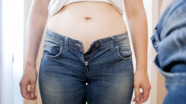 Mladý obézní woamn vzdal montáž v těsné džíny v šatně — Stock fotografie