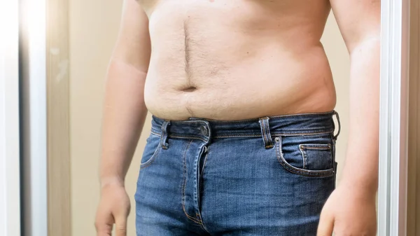 Nahaufnahme Foto von großen dicken haarigen Bauch von jungen Mann ohne Hemd — Stockfoto