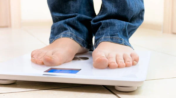 Foto di primo piano di piedi femminili in piedi su pesi — Foto Stock