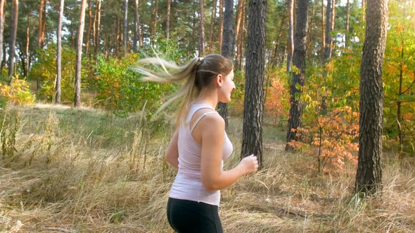 Retrato de mujer rubia sonriente corriendo en el bosque de otoño —  Fotos de Stock