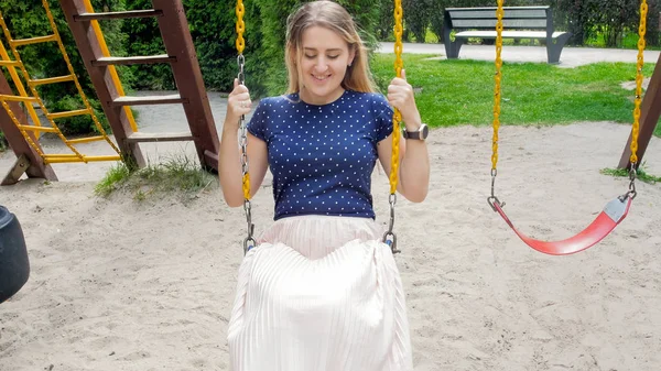 Mooi lachende meisje plezier op speelplaats in het park — Stockfoto