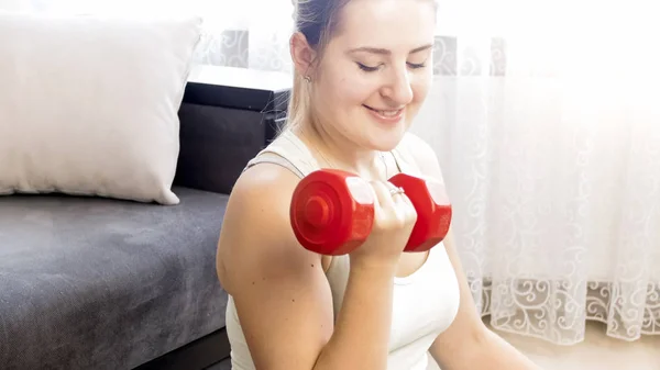 Feliz mujer sonriente haciendo ejercicio en casa en el suelo — Foto de Stock