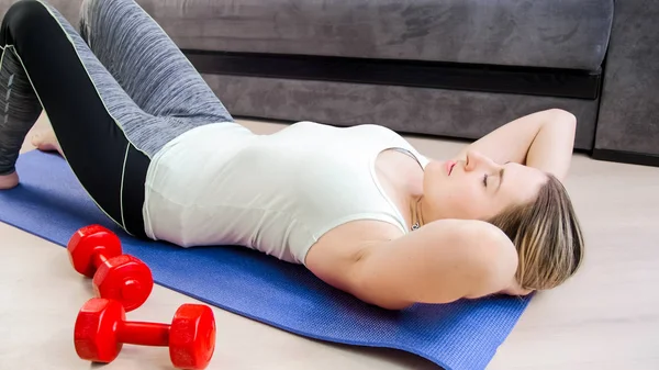 Portret van de jonge vrouw nauwelijks ademhaling na het doen van sit-ups — Stockfoto