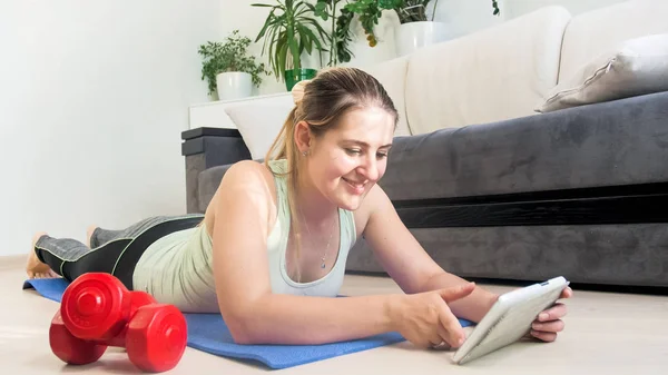 Retrato de mulher loira sorridente usando aplicativo de fitness no tablet PC — Fotografia de Stock