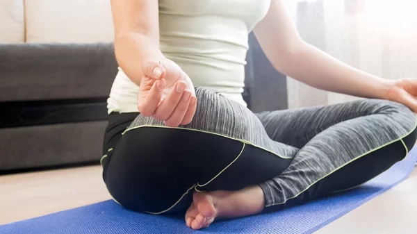 Gros plan photo des mains de la jeune femme assise dans la pose du lotus — Photo