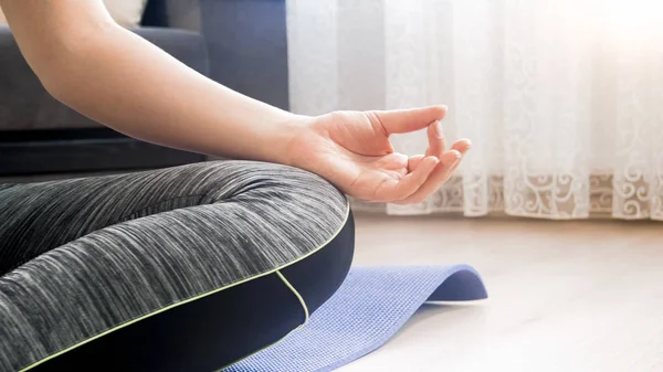 Foto de primer plano de la mano femenina meditando en el suelo en casa — Foto de Stock