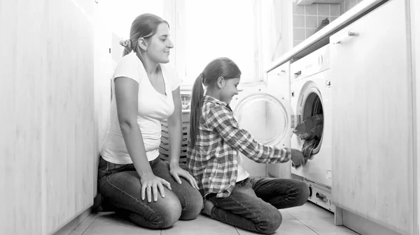 Foto hitam putih ibu dengan putri melakukan pekerjaan rumah di binatu — Stok Foto