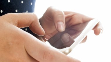 Genç kadının Smartphone'da tipik haber izole makro görüntü