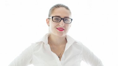 Portre olan seksi kadın gözlük takmış kırmızı ruj beyaz arka plan üzerinde