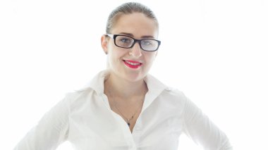 İzole kamera beyaz gömlek bakarak gülümseyen güzel kadın portresi
